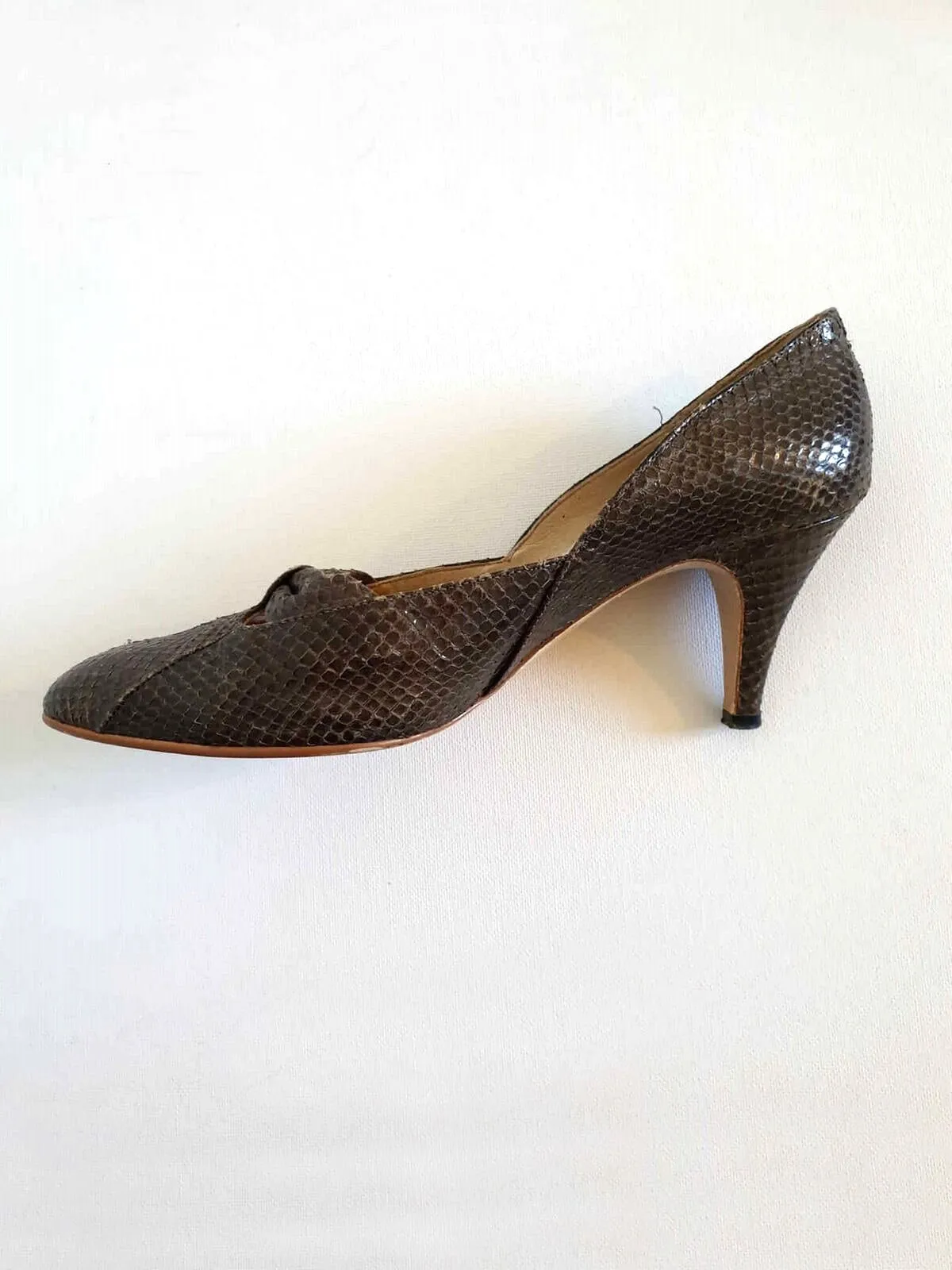 1960s Olive Brown Snakeskin Shoes, Pumps, by Magnini - Size 5