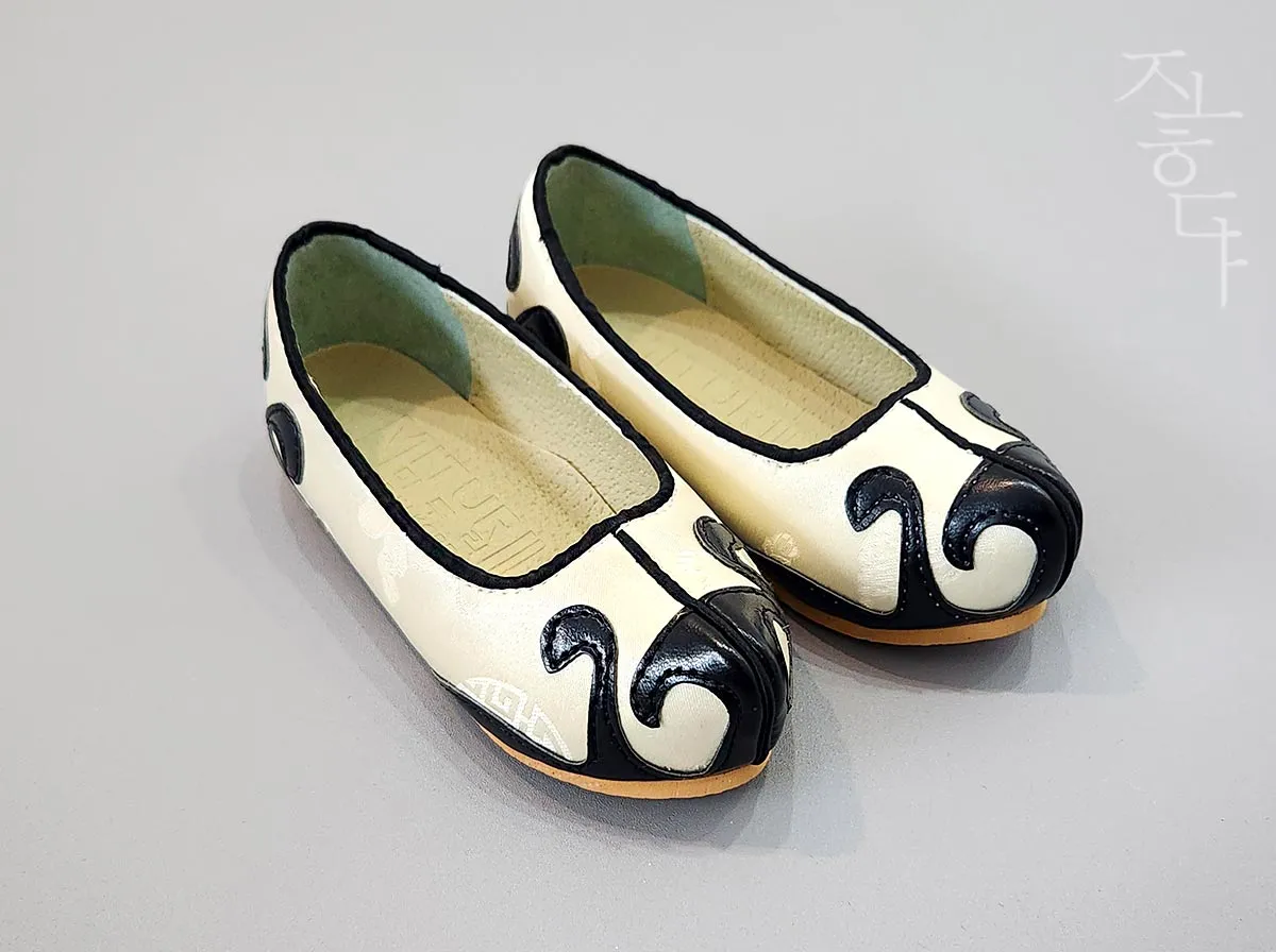 Traditional Baby Boy Hanbok Shoes in Ivory & Black